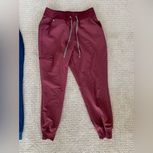 FIGS women’s scrubs jogger bottoms in dark cherry size medium/petite